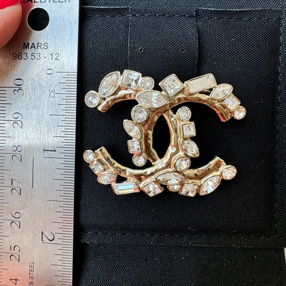 CHANEL 23P CLASSIC GOLD TONE LARGE CC LOGO CRYSTAL BAGUETTE BROOCH PIN - Picture 6 of 12